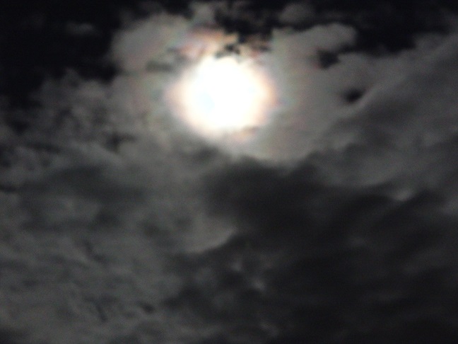 雲の下に月明かり