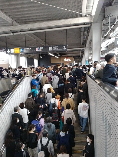 あざみ野駅で電車の再開を待つ人たち