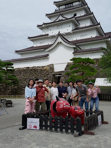 鶴ヶ城の前で