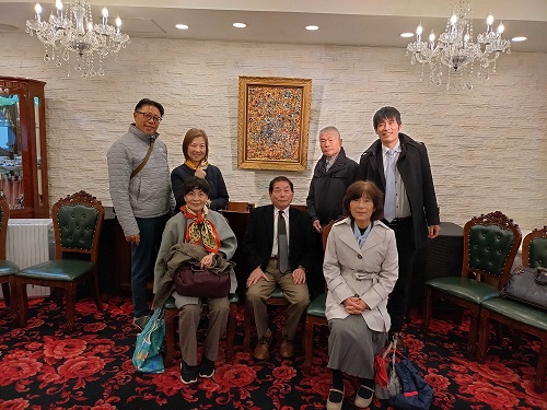 店の1億円の絵を背景に