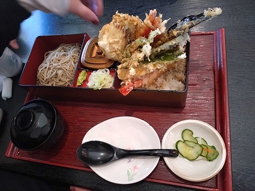楢葉町の名物蕎麦屋の天丼セット