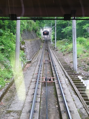 ケーブルカーで立山へ